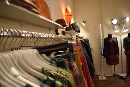pramo boutique von innen mit bekleidung auf bügeln
