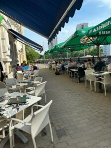 trattoria aussenbereich unter sonnenschirmen