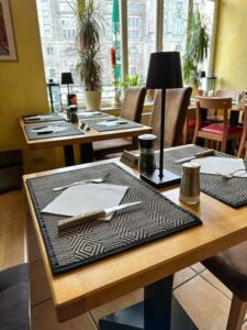 trattoria gedeckte tische innen