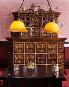 gasthaus mutter hoppe gastraum mit kachelofen