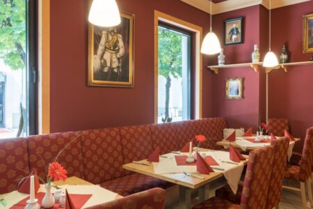boltes gedeckter tisch innen im gastraum
