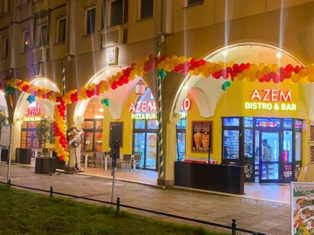 azem bistro aussen bei nacht