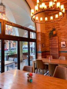 azem bistro gastraum mit deckenleuchte