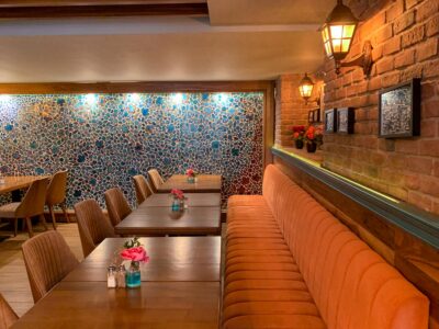 azem bistro gastraum mit sitzbank und wanddeko