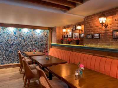 azem bistro gastraum mit sitzbank und wanddeko