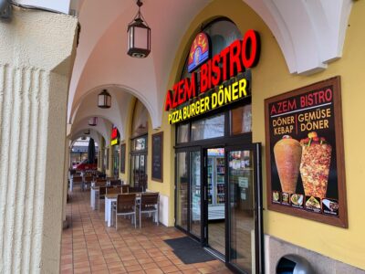 azem bistro aussenaufnahme mit werbetafel