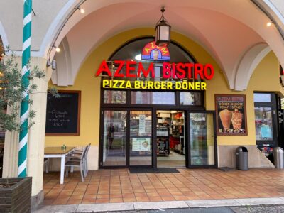azem bistro aussenaufnahme mit werbetafel