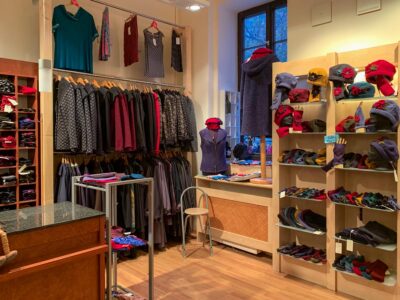 bellanatur oberbekleidung auf bügeln und mützen