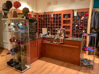 bellanatur mützen und schals im ladenregal