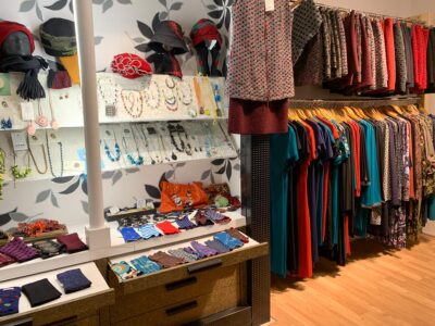 bellanatur oberbekleidung auf bügeln und modeschmuck