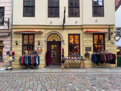 bellanatur boutique von aussen mit ware