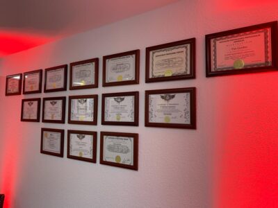 body piercing gerahmte zertifikate an der wand