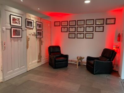 body piercing wartebereich mit roter beleuchtung