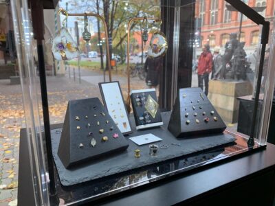 body piercing schmuck im schaufenster