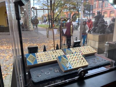 body piercing schmuck im schaufenster