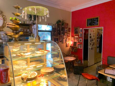creperie innenansicht mit kuchenvitrine