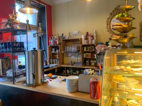 creperie tresen und kuchenvitrine