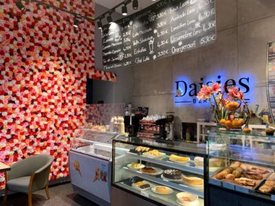 cafe daisies speisekarte über dem bedientresen