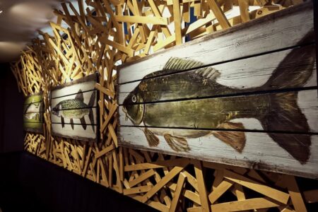 fischer und lustig wanddeko mit gemalten fischen auf holzplanken