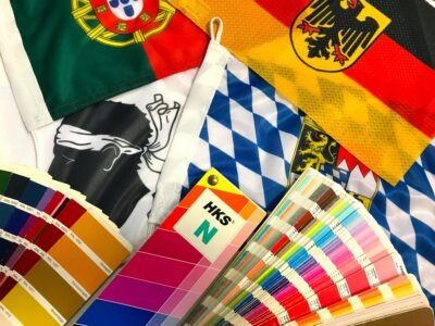 flaggenhaus bunte flaggen und farbfächer