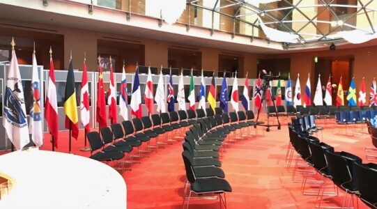 flaggenhaus nationalflaggen in einem konferenzraum