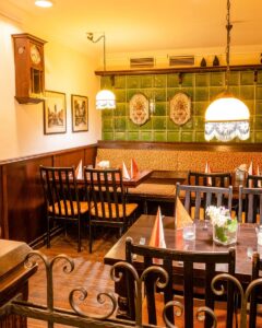 gasthaus mutter hoppe gastraum mit holzmobiliar und kachelofen