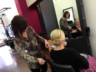 haartick friseurin berät eine kundin