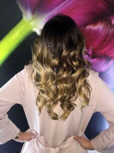 haartick blonde frau mit locken