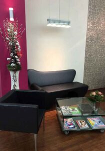 haartick couch und sessel im wartebereich