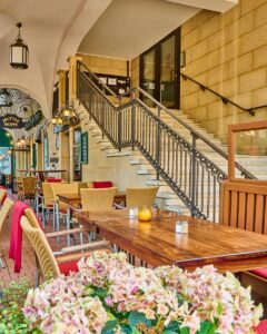 gasthaus mutter hoppe aussenbereich mit treppe