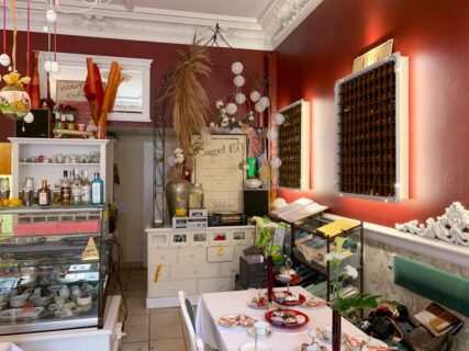 kugelei cafe innen mit gedeckten tischen und kuchen