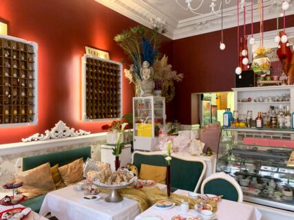 kugelei cafe innen mit gedeckten tischen und kuchen