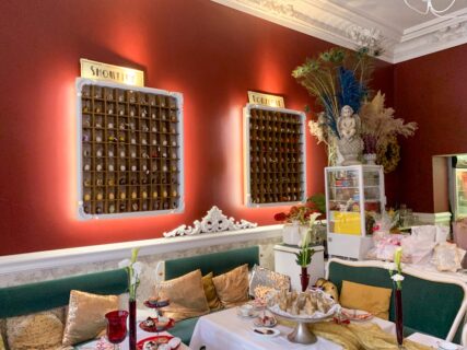 kugelei cafe innen mit gedeckten tischen und kuchen