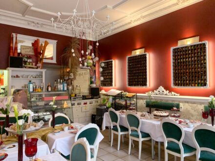 kugelei cafe innen mit gedeckten tischen und kuchen