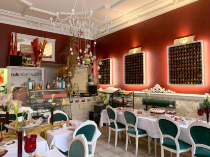 kugelei cafe innen mit gedeckten tischen und kuchen