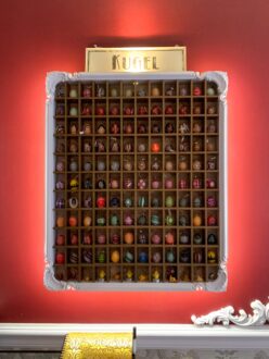 kugelei cafe innen wanddekoration mit bemalten eiern