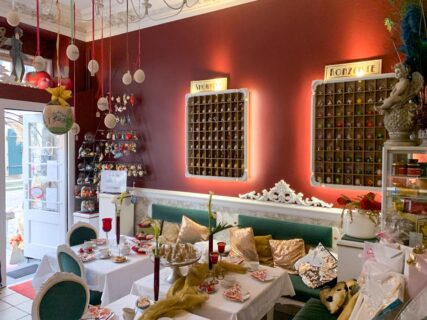 kugelei cafe innen mit gedeckten tischen und kuchen