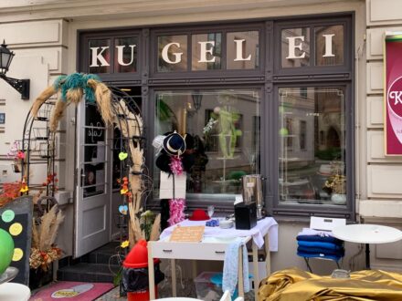 kugelei cafe von aussen mit deko