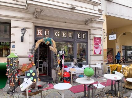kugelei cafe von aussen mit deko