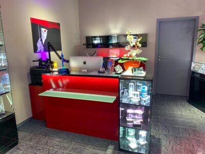 laser glass empfangstresen und vitrine