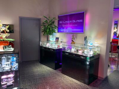 laser glass glassobjekte vor einem wandmonitor