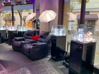 laser glass sessel und vitrinen im schaufenster