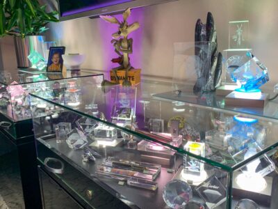 laser glass glassobjekte in einer vitrine