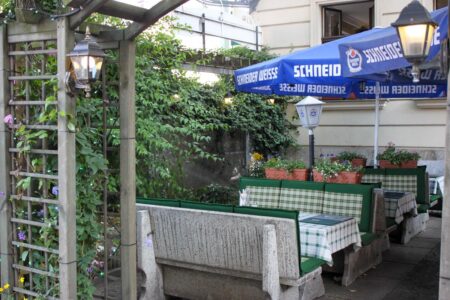 paddenwirt aussenbereich mit sonnenschirmen