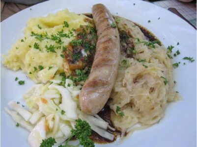 paddenwirt bratwurst mit kraut und kartoffelsalat