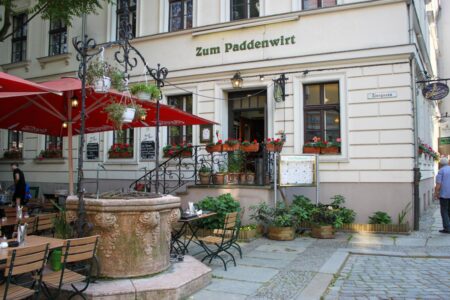 paddenwirt aussenansicht mit einem brunnen