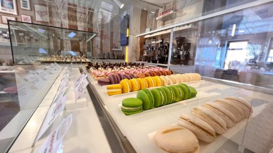 tigertörtchen macarons in der vitrine