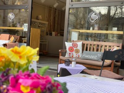 tigertörtchen dekorierter aussenbereich des cafés
