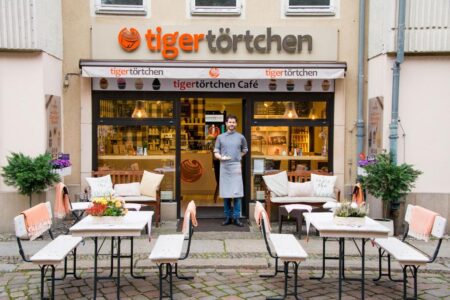 tigertörtchen dekorierter aussenbereich des cafés