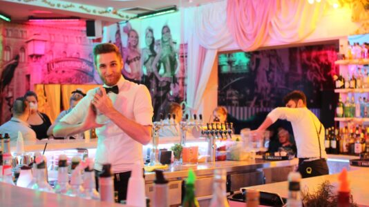 wilde matilde barkeeper mixt cocktail